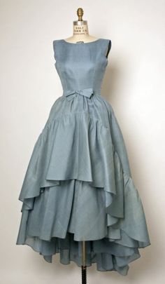 Balenciaga, 1960. Beautiful colour, stunning Without the bow in front. Look Retro, Retro Mode, Costume Institute, Dita Von Teese, Vestidos Vintage, 1960s Fashion, French Blue, Moda Vintage, Look Vintage