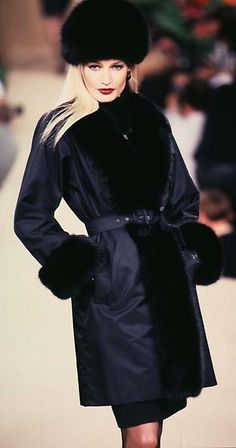 Capelet Outfit, Black Capelet, Saint Laurent Couture, Russia Winter, Karen Mulder, 90s Fashion Women, Original Fashion