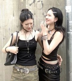 Channel your inner 90s rebel with grunge aesthetic outfit inspo: vintage tank tops, sexy skirts, leather pants, and chunky boots. Embrace the edge and stay effortlessly cool. Check out the link in my bio🖤 #GrungeStyle #90sFashion" Street Outfits, Cooler Style, Aesthetic Streetwear, New Rock, Fairy Grunge