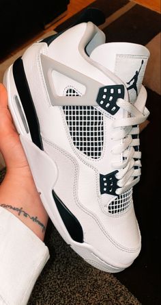 Sepatu Air Jordan, Nike Shoes Women Fashion, Pretty Sneakers, Custom Shoes Diy, Nike Fashion Shoes, Preppy Shoes, Jordan Shoes Retro