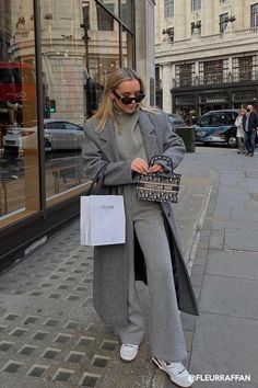 Gray Wool Coat Outfit, White Puffer Coat Outfit, Long Grey Coat Outfit, Cool Toned Outfits, Grey Coat Outfit Winter, Grey Wool Coat Outfit, Europe Fall Outfits, Grey Coat Outfit