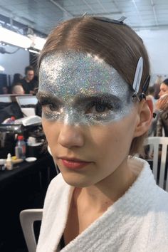 Glitter Face Makeup, Givenchy Haute Couture, Space Costumes, Alien Makeup, Festival Makeup Glitter, Space Makeup, Beauty Crush, Givenchy Couture, Alien Costume