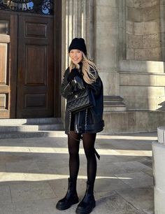 Biker Jacket Outfit Winter, Black Coat Outfit Winter, Eurotrip Outfits, Chic Winter Outfit, Outfit Biker, Petite Style Outfits, Chile Travel, Chic Winter Outfits, Black Outfits