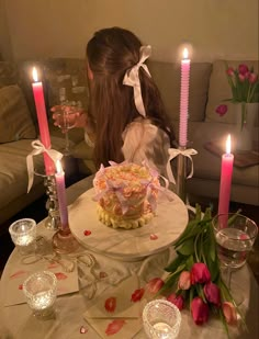 Valentine‘s Day table with pink cake with ribbons in candlelight with pink tulips, pearl necklace and lipstick kiss envelopes B Day Photo Ideas, Cute Pink Cake, Cake With Bows, Bolo Vintage, Girly Birthday Party, 18th Birthday Decorations, 20th Bday, Cake Cute