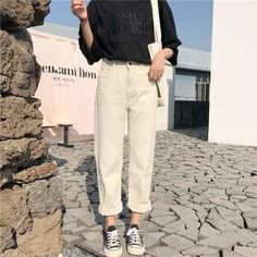 Moda Ulzzang, Casual Hijab Outfit, Hijabi Outfits Casual, Loose Trousers, Womens Capris, Ulzzang Fashion, 가을 패션, Korean Outfits, White Pants