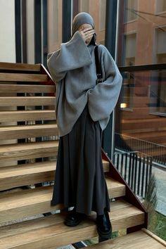 #осень #autumn #fashion #fashionmuslim Grey Modest Outfit, Hijab Fashion Autumn, Hijabi Fashion Modest, Hijab Outfit For Winter, Hijabi Outfits Autumn, Hijab Outfit Ideas Winter, Hijabi Outfits With Skirts, Cool Hijabi Outfits, Modest Autumn Outfits Hijab