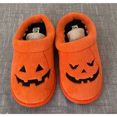 New Dluxe By Dearfoams From Target Unisex Boy/Girls 13-1 Halloween Pumpkin Slippers *Brand New No Tags *100% Polyester Faux Fur *Ships From A Smoke And Pet Free Home Pumpkin Slippers, Halloween Slippers, Halloween Stuff, Halloween Pumpkin, Black Orange, Cute Halloween, Halloween Pumpkins, Orange Black, Kids Shoes