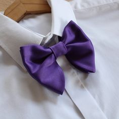 "Oversized Bow Tie in Violet Satin Pre-tied and adjustable strap. Bow tie size - Width: 12 cm /4,7\"  | Height: 10 cm / 3.93'' The adjustable strap takes it to 21\" in length, making it a great accessory that can be adjusted for comfort and fit or given as a gift if you are unsure of neck size. Perfect for formal or causal use. **bowties are shipped in a small shipping box to keep them from being damaged**" Bow Tie Groomsmen, Purple Bow Tie, Wedding Bow Tie, Groomsmen Bowtie, Alice In Wonderland Costume, Wonderland Costumes, Holloween Costume, Butterfly Bow, Purple Bow