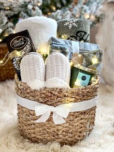 Christmas Gift Baskets Coworker, Gift Basket Ideas For Aunt, Present Boxes Ideas, Romantic Basket Ideas, Raffle Basket Wrapping Ideas, Christmas Gift Baskets On A Budget, Silver Gift Baskets, Gift Box For Women Christmas, Xmas Gift Basket Ideas For Friends