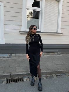 Black Long Dress Winter Outfit, Autumn Black Dress, Winter Outfits Long Dress, Midi Black Dress Outfit Winter, Knit Long Dress Outfit, Long Black Dress Fall, Black Turtleneck Dress Outfit Classy, Long Black Turtleneck Dress Outfit, Long Black Dress And Boots