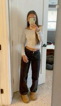 Basic Sporty Outfits, Simple Outfits Leggings, Fall Outfit Basics, Current Outfit Trends, Tiny Shirt Big Pants Outfit, Freshman High School Outfits Aesthetic, Outfit Inspo School Winter, Almond Mom Outfit, Hs Outfit Ideas