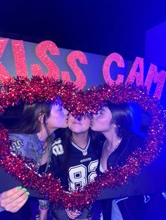 Kiss Cam Halloween, 16th Bday Party Ideas, 16th Birthday Themes, 16th Birthday Party Themes, 2000s Party Ideas Decoration, Cool Birthday Party Ideas, Kiss Cam, 18th Birthday Party Themes