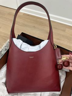 #coach #shoulderbag #fashion #accessories #coachbag #purses #trending #leather Vintage Bag Outfit, Aesthetic Purses, Coach Bag Outfit, Coach Outfits, Purse Trends, My Style Bags, Bag Dark, Bags Aesthetic