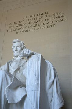 the lincoln memorial has a statue of abraham lincoln