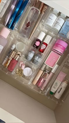 Skin Care Organizers, Vanity Organization Drawer, Make Up Drawer Organisation, How To Organize Your Makeup, Organise Skin Care Products, Makeup Table Organization, Aesthetic Skincare Organization Drawer, Makeup Collection Aesthetic Organization, Skincare Organization Preppy