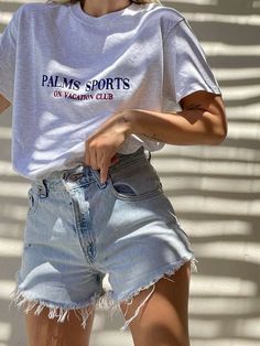 Womens Summer Fashion 2023 Casual, Short Sleeve Summer Outfits, Soft Summer Clothes Aesthetic, Short Jeans Outfit Summer, Minimalist Summer Outfit Casual, Summer Tshirt Outfits, T Shirt Shorts Outfit, Short Outfits Summer, Summer Everyday Outfits