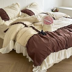 Hot Cocoa Ruffle Bedding Set / Beige Brown Medium Fitted It Girl Bedroom, Stylish Bedding, Bed Sheet Sizes, Large Beds, Twin Xl Bedding, Small Bed, Ruffle Bedding, Fitted Bed Sheets, Fall Bedroom