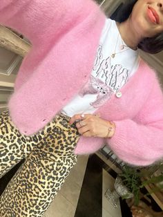 Leopard print jeans outfit. Pink fluffy cardigan. Ganni tee. Ganni girls. Spring outfit inspiration. Pink Fluffy Cardigan Outfit, Ganni Cardigan Outfit, Pink Fluffy Cardigan, Ganni Inspired Outfits, Outfit With Pink Cardigan, Ganni Leopard Jeans, Ganni Outfit Ideas, Pink Cardigan Outfit Winter, Pink Cardigan Outfits