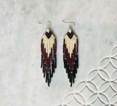 Native beaded fringe brick stitch earrings. Western Beaded Earrings Diy, Indigenous Beaded Earrings, Beaded Feather Earrings, Earring Inspired, Beaded Feather, Earring Inspo, Loom Projects, Diy Seed Bead Earrings, Stitch Earrings