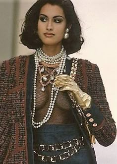 Iconic Supermodels, Yasmeen Ghauri, Model Industry, Wearing Pearls, 90s Runway Fashion, Runway Fashion Couture, Vintage Runway, Mode Chanel, 90s Models