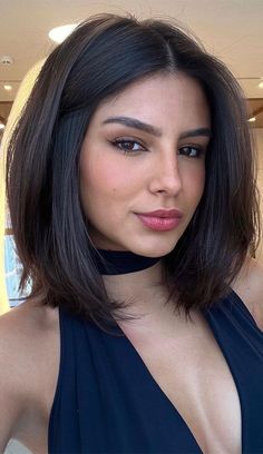 Brunette Middle Part, Tennis Hairstyles, Brunette Bob Haircut, Haircuts Ideas For Women, Short Stacked Bob, Italian Bob, Short Stacked Hair, Short Stacked Bob Haircuts, Lob Styling