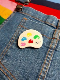 a button that has been placed in the back pocket of a pair of jeans