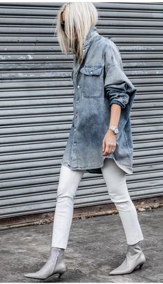 Denim Shirt Outfits, T Shirt Makeover, Ankle Boots Outfit Fall, Edgy Fall Outfits, Denim Shirt Outfit, Fall Boots Outfit, Oversized Denim Shirt, Looks Jeans, Mens Fashion Edgy