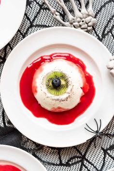 panna cotta eyeball Spooky Dinner Party, Halloween Mummy Dogs, Scary Halloween Food, Cherry Hand Pies, Spooky Dinner, Creepy Halloween Food, Halloween Food Ideas, Gross Food