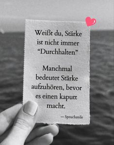 someone holding up a piece of paper with the quote welte du, starke ist nicht immer