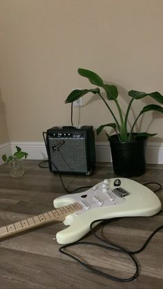 white stratocaster guitar with amp and plants Guitar Aesthetic Electric, Aesthetic Electric Guitar, White Stratocaster, White Electric Guitar, Strat Guitar, White Guitar, Black And Blue Wallpaper, Guitar Fender