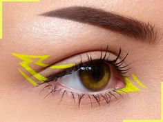 BRIGHT YELLOW ist ein matter Neon-Eyelinerder mit einem KOSTENLOSEN Eyeliner-Pinsel geliefert wirdNEUUnsere wasseraktivierten Eyeliner sind so einfach zu verwenden und halten ewigEinfach einen Tropfen Wasser hineingebenWirbeln Sie mit dem Pinsel herumum es einzufügenund wenden Sie es dann anKann auch für Lidschattenkunst und Körperfarben verwendet werdenKommt mit einem kostenlosen Eyeliner-PinselMineral Eyeliner werden aus Pigmenten direkt aus den besten Zutaten von Mutter Erde hergestelltKeine Lightning Bolt Makeup Eye, Bright Neon Eye Makeup, Lightening Makeup Looks, Lighting Bolt Makeup Look, Multi Colored Eyeliner, Christmas Graphic Eyeliner, Eyeliner Lightning, Two Color Eyeliner, Easy Eyeliner Looks