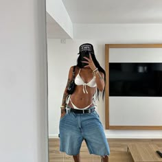 Uk Streetwear Women, Ss23 Trends, Holiday Sunglasses, Uk Drip, Uk Streetwear, Look Festival, Street Fits, Ibiza Outfits, Vacay Outfits