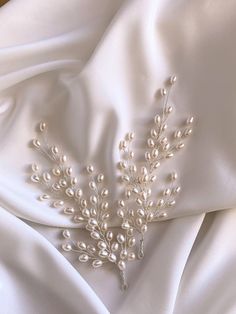 Very delicate vines of real pearls, perfectly fit into any bride's look. Length 5.51 inches, you can get one or two. The price is for one vine. Pearl Hair Vine Wedding, Wedding Hair Vine, Pearl Hair Vine, Bridal Wreath, Silver Hair Clip, Bead Hair Accessories, Vine Wedding, Pearls Diy, Wreath Wedding