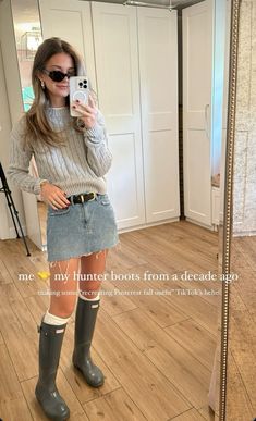 Short Hunter Boots Outfit Winter, Cowboy Boots And Leggings Outfits, Hunter Play Boots Outfit, Outfits With Hunter Boots