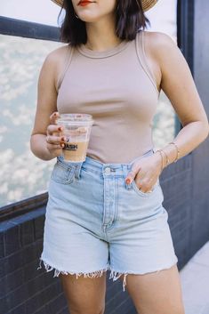 What To Wear With Jean Shorts + 10 Outfit Ideas To Try White Jean Shorts Outfit, Summer Outfits With Shorts, Outfits With Shorts, Pretty Summer Tops, 70’s Outfit, Jean Short Outfits, Olive Shorts, Black Jeans Outfit, White Jean Shorts