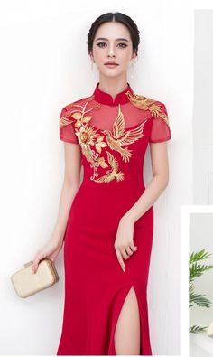 Vous recherchez une robe traditionnelle chinoise pour votre grand jour ?

 Le qipao modernisé avec un haut en dentelle et des fleurs et oiseaux dorés appliqués dans une silhouette sirène. C'est une belle combinaison de mode chinoise classique et de design moderne. Les manches à capuchon et le col mao ajoutent une touche élégante à la robe. La fente latérale ajoute une touche contemporaine au qipao et permet une facilité de mouvement. La conception longue au sol de la robe ajoute à sa sophistica Elegant Floral Embroidered Dress With Stand Collar, Fitted Floral Embroidery Cheongsam, Fitted Floral Embroidered Cheongsam For Party, Elegant Short Sleeve Dresses For Celebration, Fitted Floral Embroidery Cheongsam For Party, Embroidered Cheongsam For Formal Occasions, Fitted Dress With Gold Embroidery For Ceremony, Gold Dresses With Floral Embroidery, Elegant Embroidered Cheongsam For Wedding