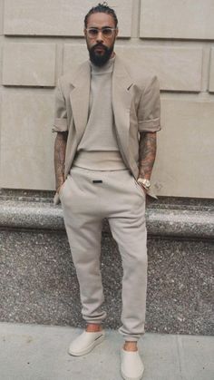 Beige tracksuit pants with matching poloneck, beige elbow-length blazer and beige sneakers. Mens Fashion Streetwear, Baby Gym, Stylish Mens Outfits, Streetwear Men Outfits