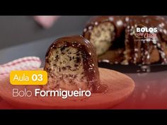 a chocolate bundt cake on a plate with the words bolo formugeria