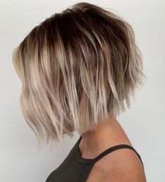 If you’re searching for a change but don’t know where to start, opt for a bob haircut. You’ll find all the latest & trendiest bob hairstyles in our article! Bob Hairstyles Medium, Short Balayage, Long Hair Designs, Haircut Bob, Short Textured Hair, Medium Bob Haircut, Medium Bob, Wavy Bob Hairstyles, Medium Bob Hairstyles