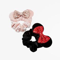 These mouse inspired holiday scrunchies are great for kids all the way to adults! Whether you're headed to the park, or just need that little something for an outfit, these scrunchies are the perfect piece. The scrunchies are made of soft velvet material ,which wears softly and comfortably. Practical and adorable gifts are gifts for children, relatives and friends. Super Cute! ** Officially Disney licensed. ** Disney Hairstyles, Envelope Necklace, Bow Scrunchie, Scrunchies Diy, Crochet Bows, Rose Gold Sequin, Adventures By Disney, Sequin Bow