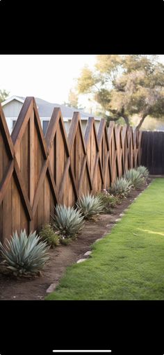 High Backyard Fence, Front Yard Horizontal Fence, Beautiful Fencing Ideas, Creative Privacy Fence, Landscaping By Fence Backyards, Best Fence Ideas, Cedar Picket Fence Ideas, Front Yard Fences And Gates Curb Appeal, Back Garden Fence Ideas