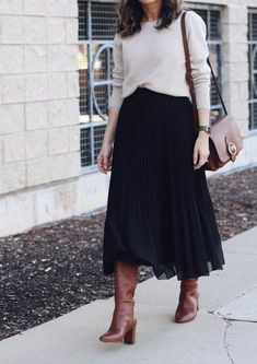 Favorite way to style pleated skirts for Fall ~ Lilly Style Skirts For Fall, Skirt Outfit Fall, Engagement Photo Outfits Fall, Rok Outfit, Black Skirt Outfits, Pleated Skirt Outfit, Midi Skirt Outfit, Long Skirt Outfits, Winter Skirt Outfit