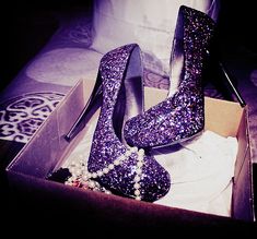 sparkly heels... Somebody pinch me! These are GORGEOUS!!!! Hak Tinggi, Glitter High Heels, Mode Shoes, Purple Heels, Everything Purple, Purple Sparkle, I Love Purple, Sparkly Heels, Glitter Heels