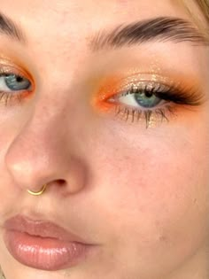 Happy Makeup Looks, Cute Easy Makeup Looks Colorful, Fun Simple Eyeliner, Simple Fun Eye Makeup, Fun Graphic Eyeliner, Makeup Trends Fall 2024, Spring Warm Makeup, Artsy Makeup Looks Aesthetic, Hippie Makeup Looks Boho Style