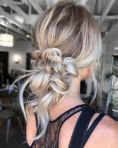 Here's exactly how to pull off a messy bun, as well as 20 messy-bun hairstyles for when you can't be bothered to break out the heat tools (so, like, now until September). Messy Hairstyle, Lazy Girl Hairstyles, Bun Messy, Messy Bun Tutorial, A Messy Bun, Dry Shampoo Hairstyles, Bun Tutorial, Peinados Recogidos, Suncare