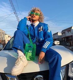 Neon Green – Newest Color Trend #neongreentrend #greentrend #womanfashion #fashionactivation #womanoutfits #fashionnews Look Hip Hop, Mode Harajuku, Converse Nike, Looks Street Style, Streetwear Fashion Women, Outfit Look, Outfits Casual, Inspiration Mode