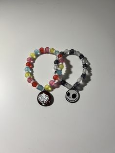 Jack and Sally friendship bracelets Jack And Sally Bracelets, Tim Burton Bracelet, Coraline Bracelet, Jack Y Sally, Beaded Decor, Couples Accessories, Rubber Band Bracelet, Battle Creek, Diy Bracelet Designs