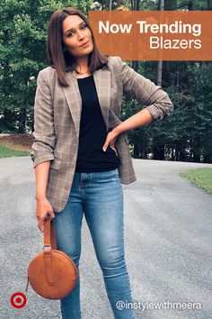 A trendy outfit maker? A plaid, patterned or solid-color blazer for casual or wear-to-work style. Blazer Business Casual, Valentino 2017, Estilo Kardashian, Winter Blazer, Pijamas Women, Blazer Pattern, Work Style, Trendy Outfit, Casual Work Outfits