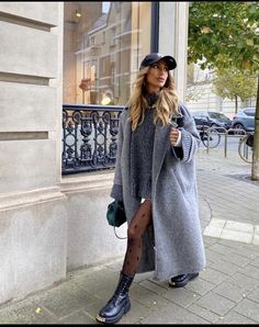 10 Winter Outfits, Mantel Outfit, Winter Date Outfits, Winter Mode, Paris Outfits, Grey Coat, Outfit Inspo Fall