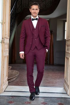 Les hommes sont chaque jour plus nombreux à oser le costume de mariage de couleur, et on ne parle pas du gris ni du bleu foncé ! 🤵 #marie #maries #rouge #costumerouge #costumedemarie #mariages #mariagesnet 📸Églantine Mariages et Cérémonies Stylish Suits For Men, Suit Prom, Wedding Suits Groom, Wedding Costumes